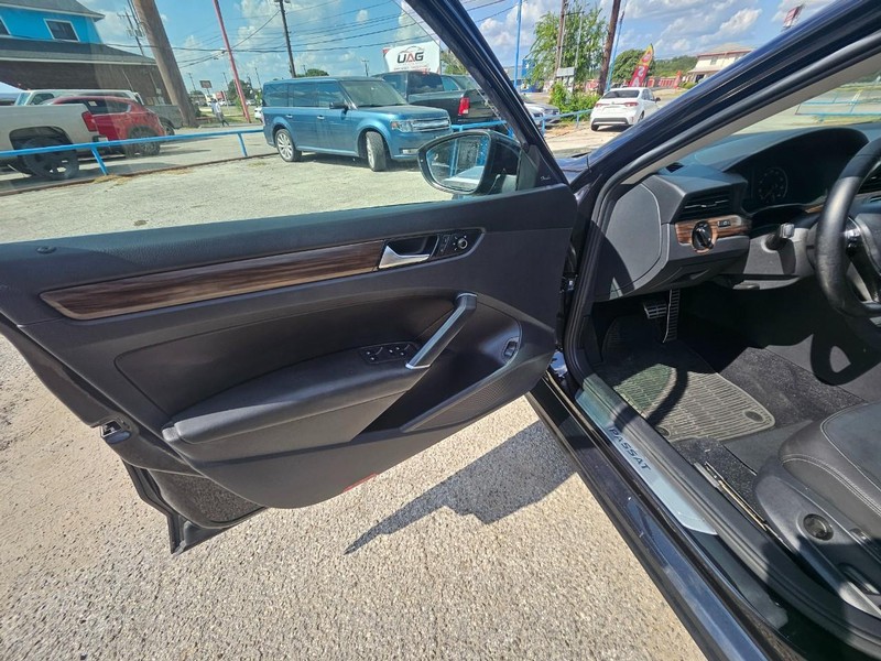Volkswagen Passat Vehicle Full-screen Gallery Image 9