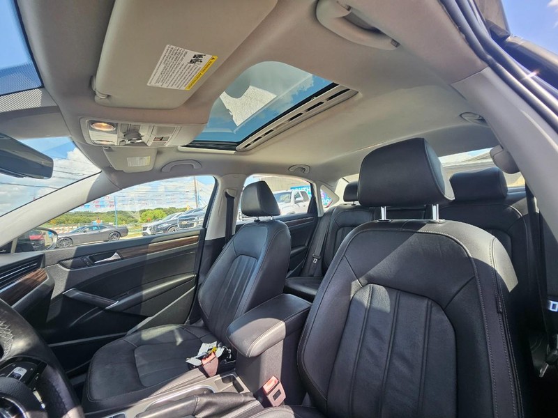 Volkswagen Passat Vehicle Full-screen Gallery Image 10
