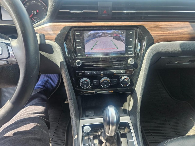Volkswagen Passat Vehicle Full-screen Gallery Image 11