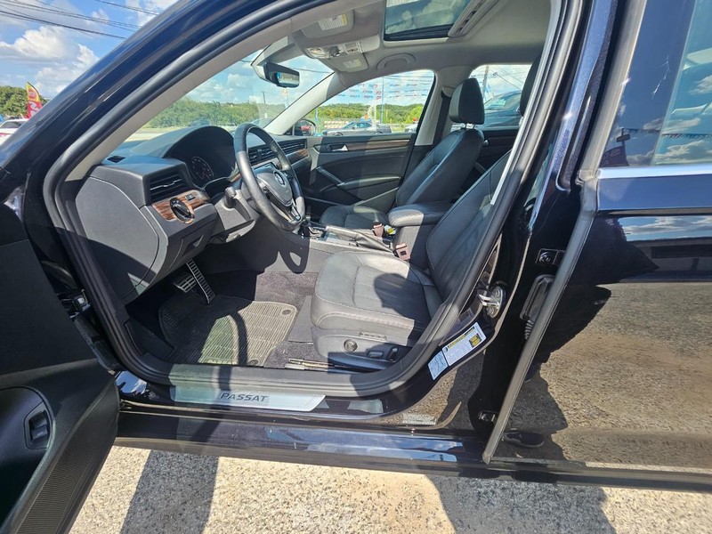 Volkswagen Passat Vehicle Full-screen Gallery Image 13