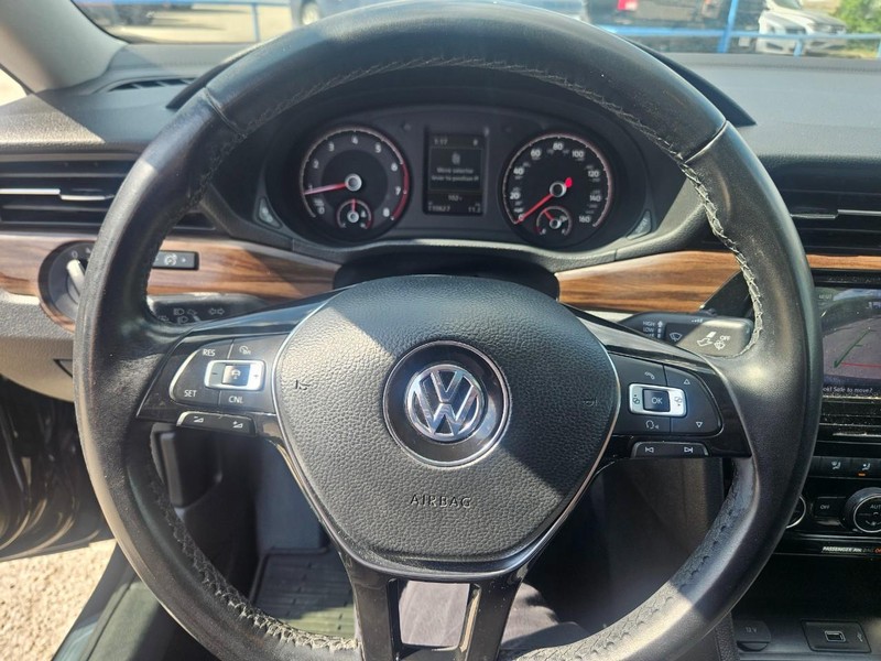 Volkswagen Passat Vehicle Full-screen Gallery Image 14