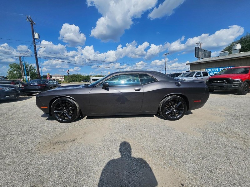 Dodge Challenger Vehicle Full-screen Gallery Image 2
