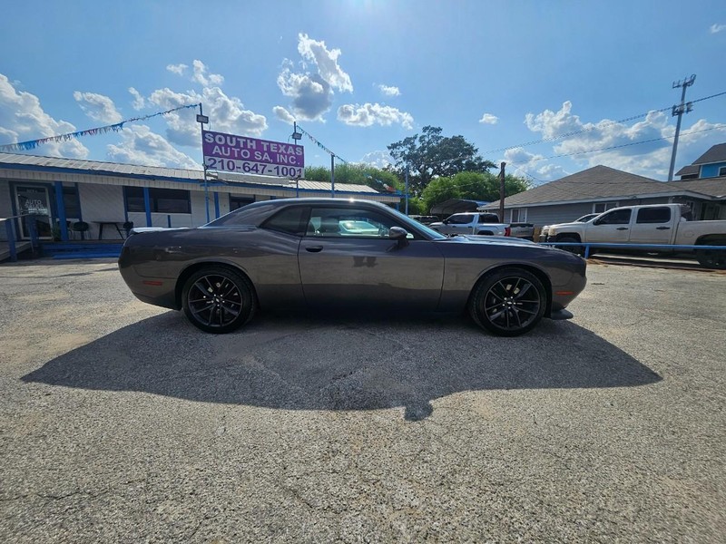 Dodge Challenger Vehicle Full-screen Gallery Image 4
