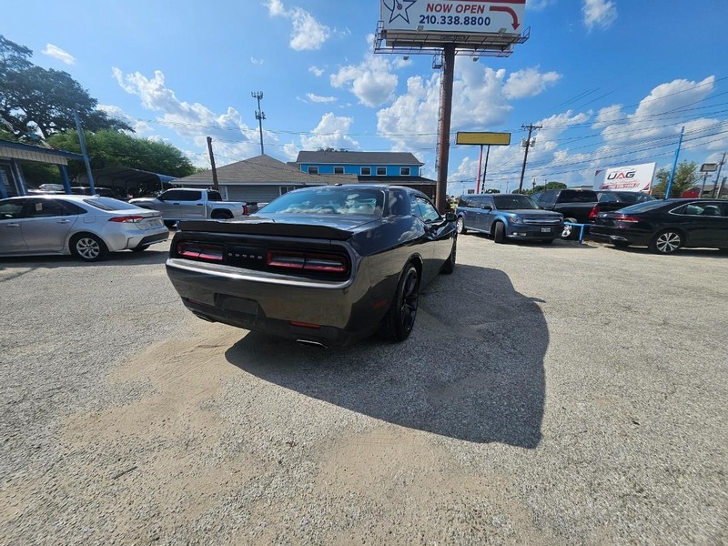 Dodge Challenger Vehicle Full-screen Gallery Image 5