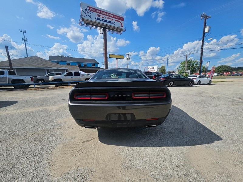 Dodge Challenger Vehicle Full-screen Gallery Image 6