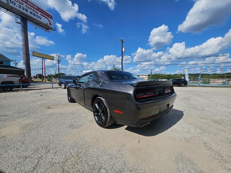 Dodge Challenger Vehicle Full-screen Gallery Image 7