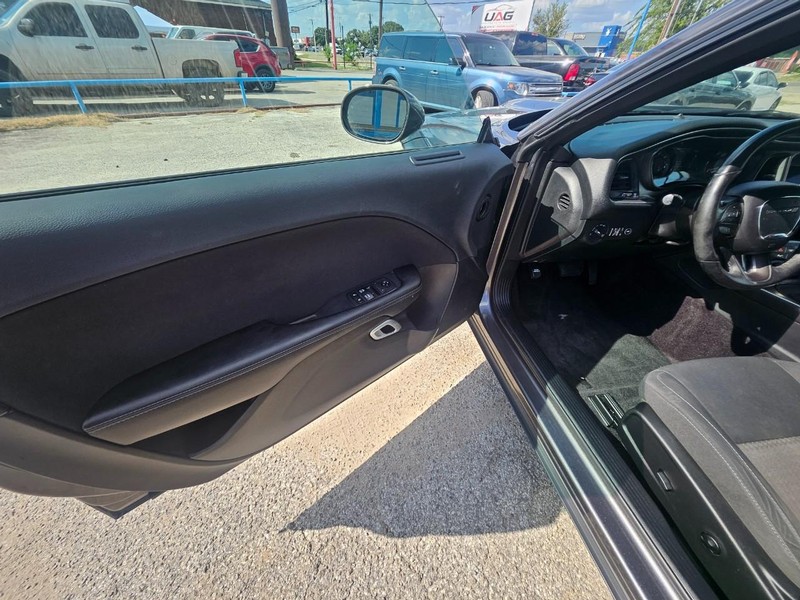 Dodge Challenger Vehicle Full-screen Gallery Image 10