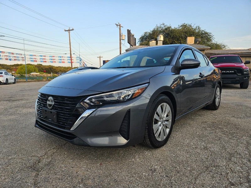 Nissan Sentra Vehicle Full-screen Gallery Image 3