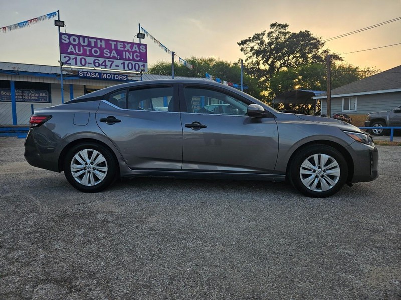 Nissan Sentra Vehicle Full-screen Gallery Image 4
