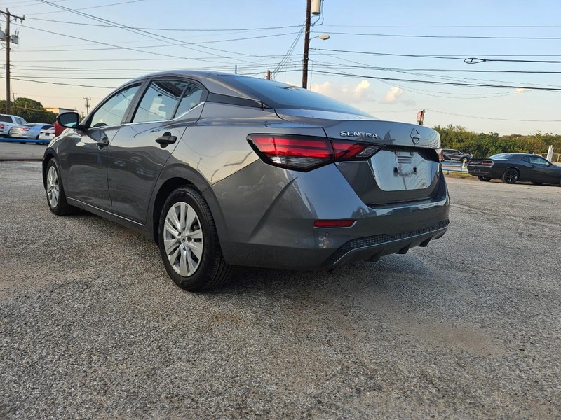 Nissan Sentra Vehicle Full-screen Gallery Image 5