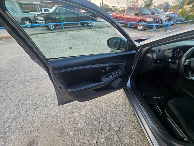 Nissan Sentra Vehicle Full-screen Gallery Image 6