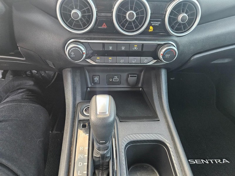 Nissan Sentra Vehicle Full-screen Gallery Image 8
