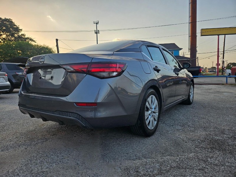 Nissan Sentra Vehicle Full-screen Gallery Image 9