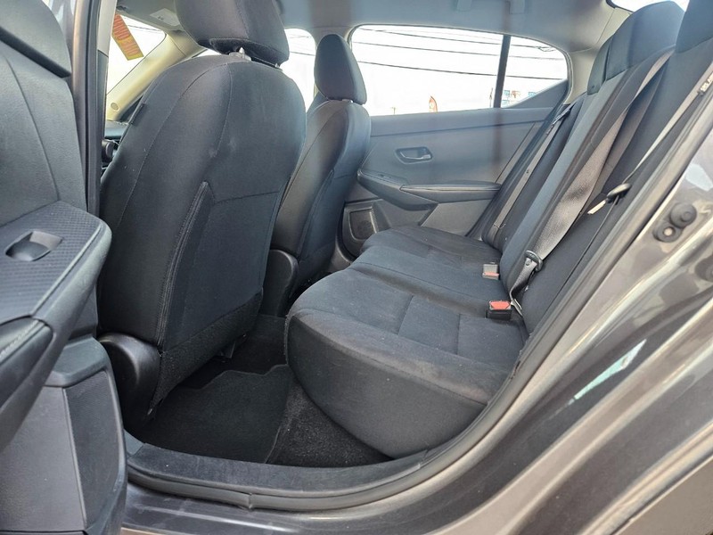 Nissan Sentra Vehicle Full-screen Gallery Image 10