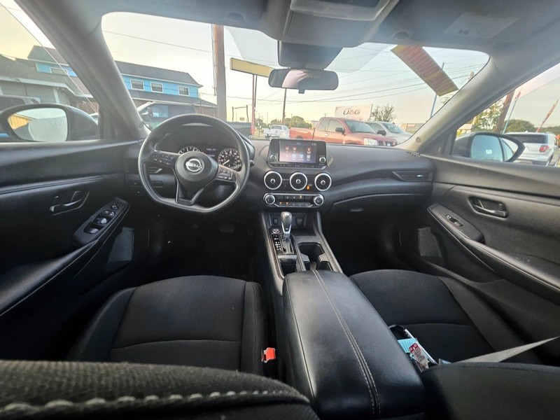 Nissan Sentra Vehicle Full-screen Gallery Image 11