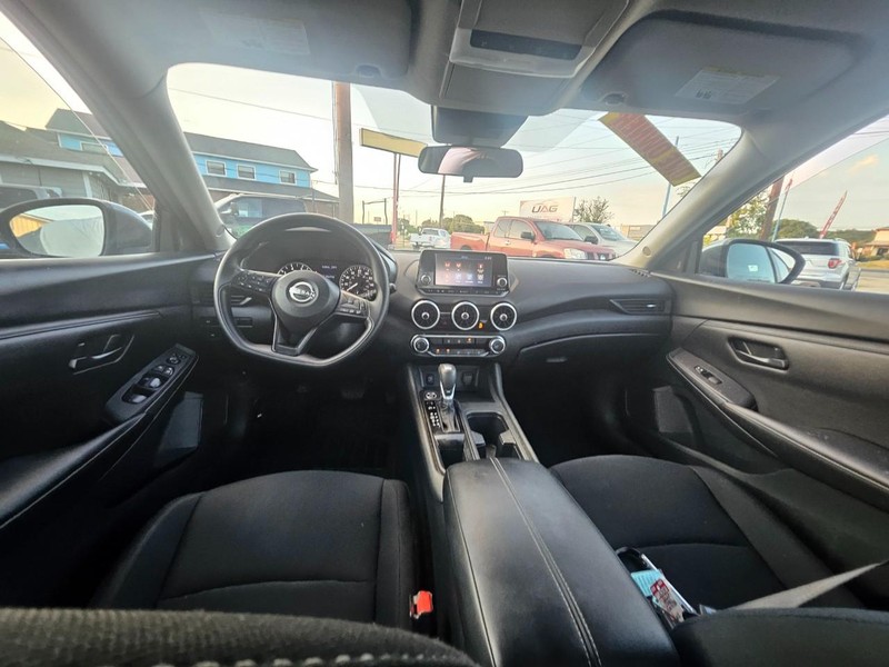 Nissan Sentra Vehicle Full-screen Gallery Image 12