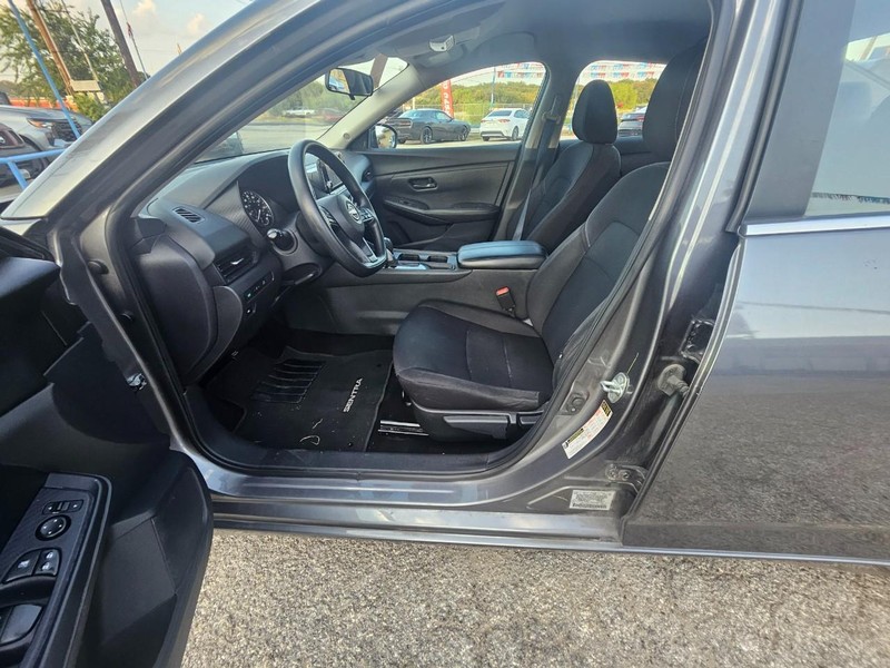 Nissan Sentra Vehicle Full-screen Gallery Image 13