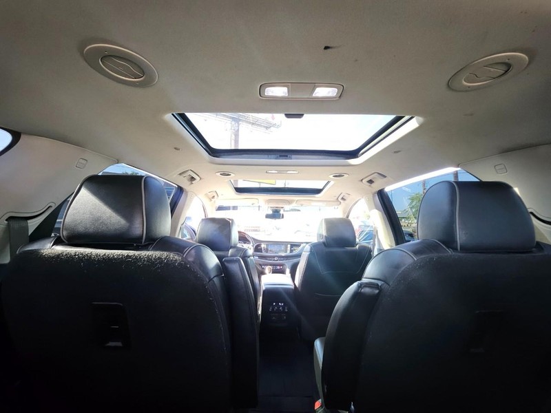 Buick Enclave Vehicle Full-screen Gallery Image 3