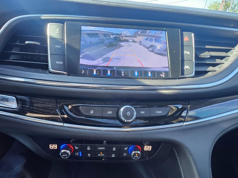 Buick Enclave Vehicle Full-screen Gallery Image 10