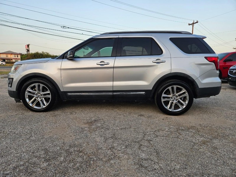 Ford Explorer Vehicle Full-screen Gallery Image 3
