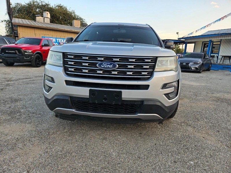 Ford Explorer Vehicle Full-screen Gallery Image 4