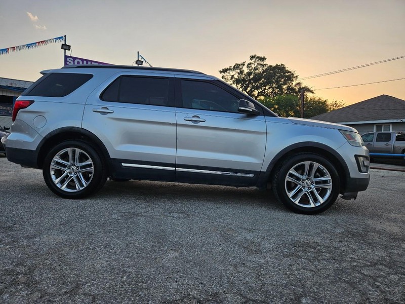 Ford Explorer Vehicle Full-screen Gallery Image 5
