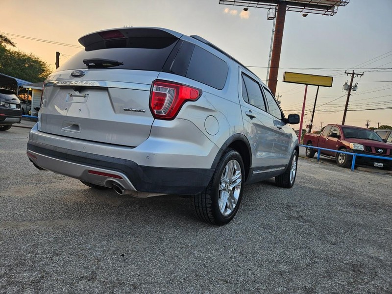 Ford Explorer Vehicle Full-screen Gallery Image 6