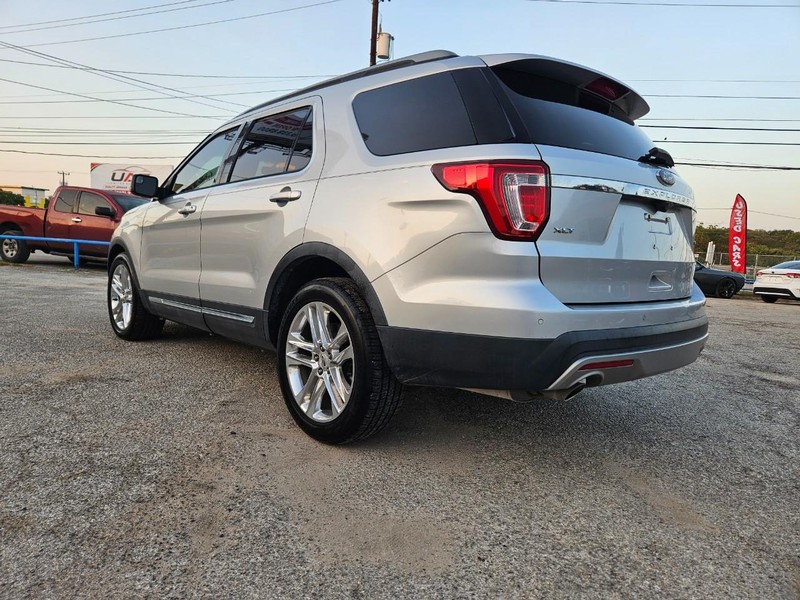 Ford Explorer Vehicle Full-screen Gallery Image 7