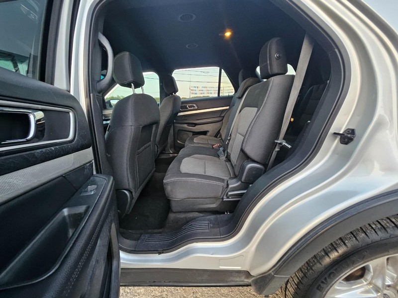 Ford Explorer Vehicle Full-screen Gallery Image 10
