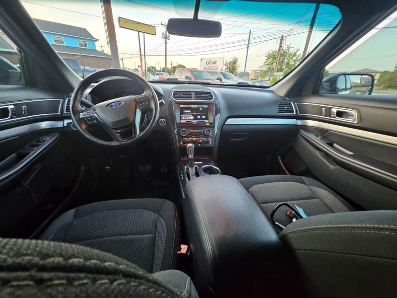 Ford Explorer Vehicle Full-screen Gallery Image 11