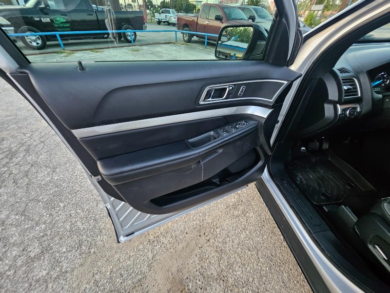Ford Explorer Vehicle Full-screen Gallery Image 12