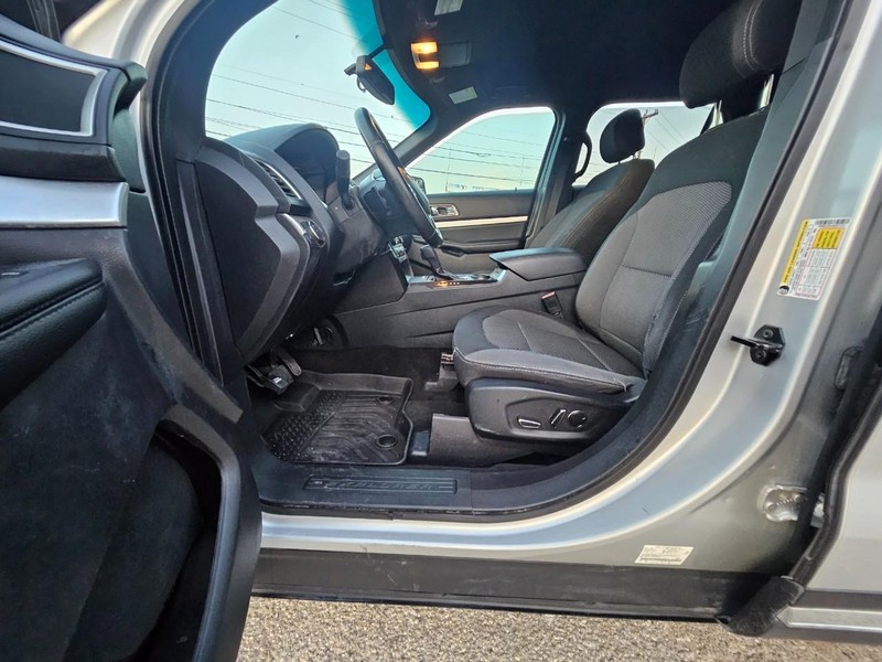 Ford Explorer Vehicle Full-screen Gallery Image 14