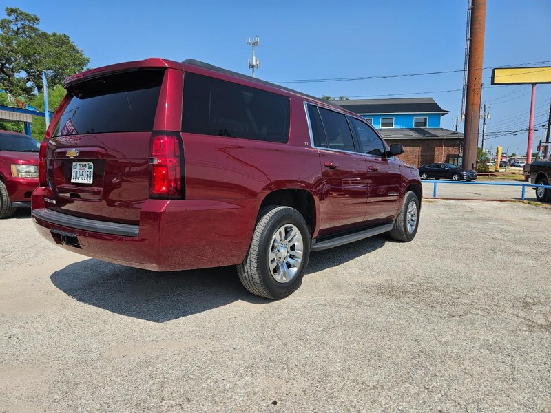 Chevrolet Suburban Vehicle Full-screen Gallery Image 6