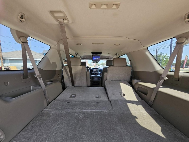 Chevrolet Suburban Vehicle Full-screen Gallery Image 7