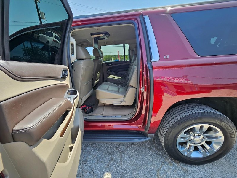 Chevrolet Suburban Vehicle Full-screen Gallery Image 8