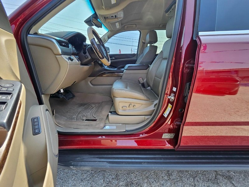 Chevrolet Suburban Vehicle Full-screen Gallery Image 10