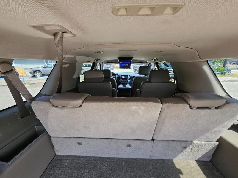 Chevrolet Suburban Vehicle Full-screen Gallery Image 12