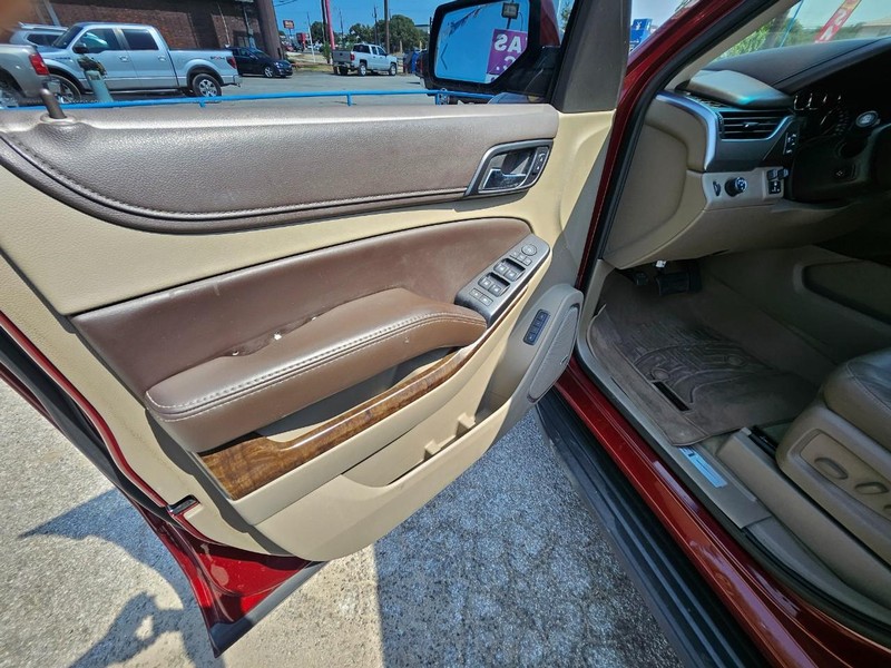 Chevrolet Suburban Vehicle Full-screen Gallery Image 13