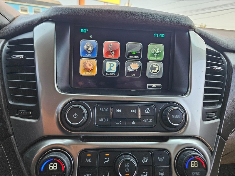 Chevrolet Suburban Vehicle Full-screen Gallery Image 14