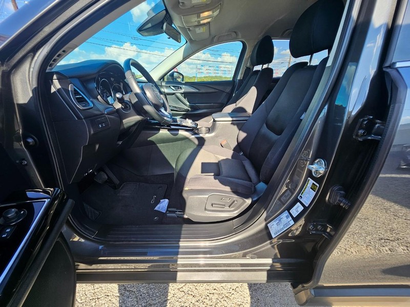 Mazda CX-9 Vehicle Full-screen Gallery Image 12