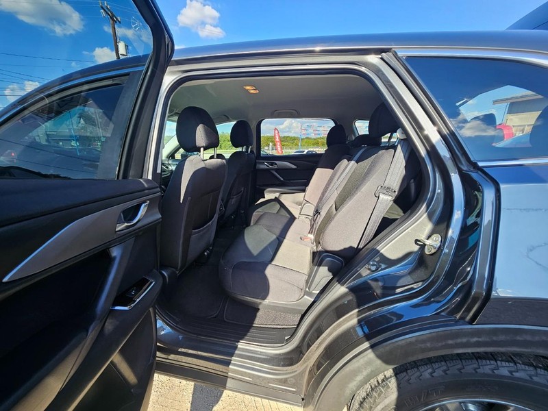 Mazda CX-9 Vehicle Full-screen Gallery Image 13
