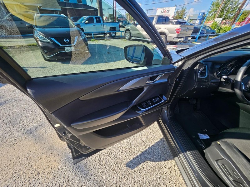 Mazda CX-9 Vehicle Full-screen Gallery Image 15