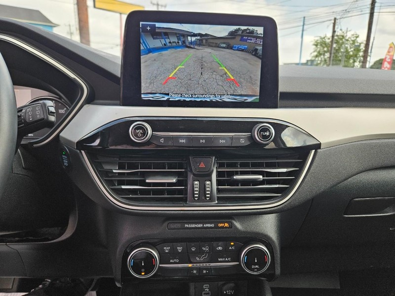Ford Escape Vehicle Full-screen Gallery Image 8