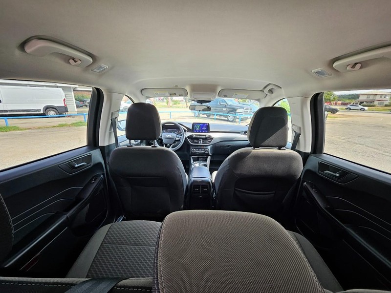 Ford Escape Vehicle Full-screen Gallery Image 11