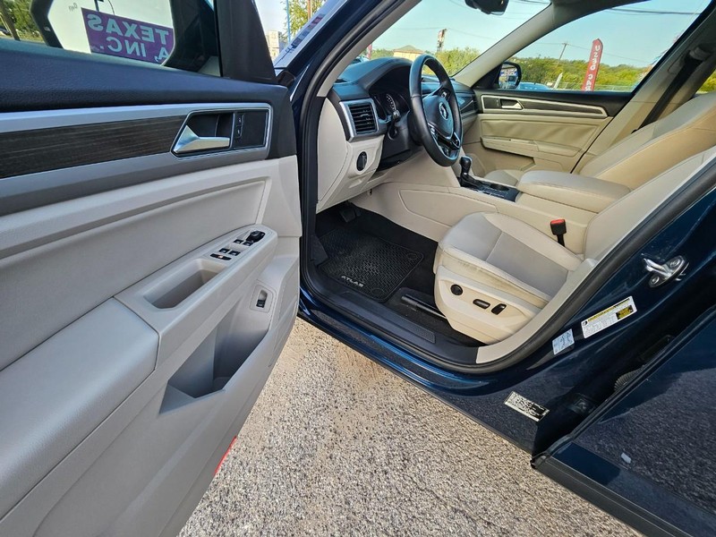 Volkswagen Atlas Vehicle Full-screen Gallery Image 12