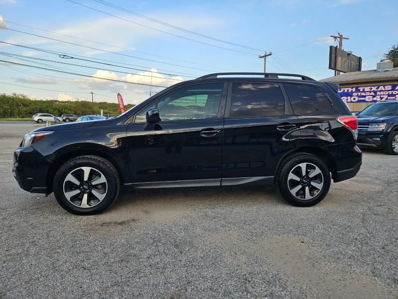 Subaru Forester Vehicle Full-screen Gallery Image 3