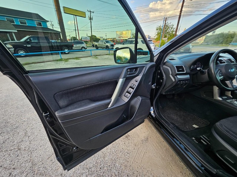 Subaru Forester Vehicle Full-screen Gallery Image 11