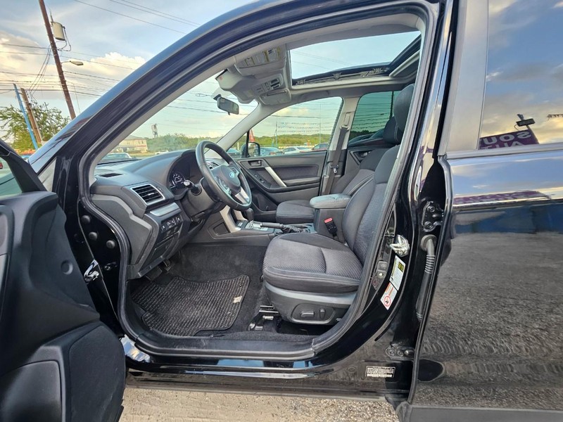Subaru Forester Vehicle Full-screen Gallery Image 12