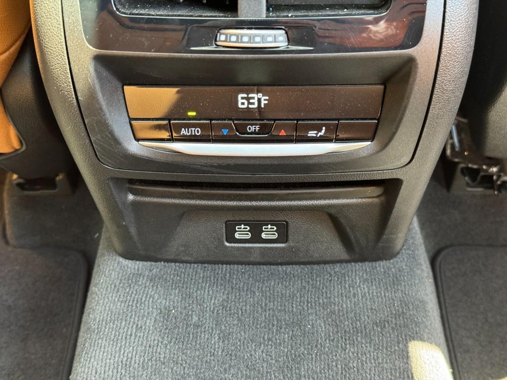 BMW X3 Vehicle Full-screen Gallery Image 10