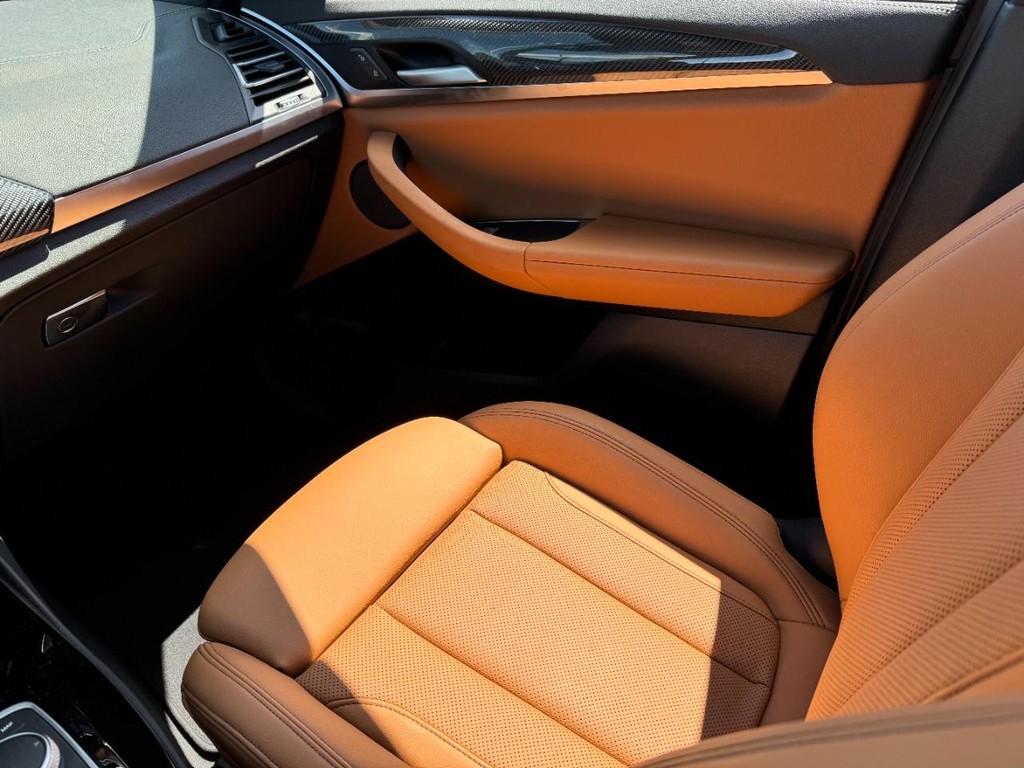 BMW X3 Vehicle Full-screen Gallery Image 17